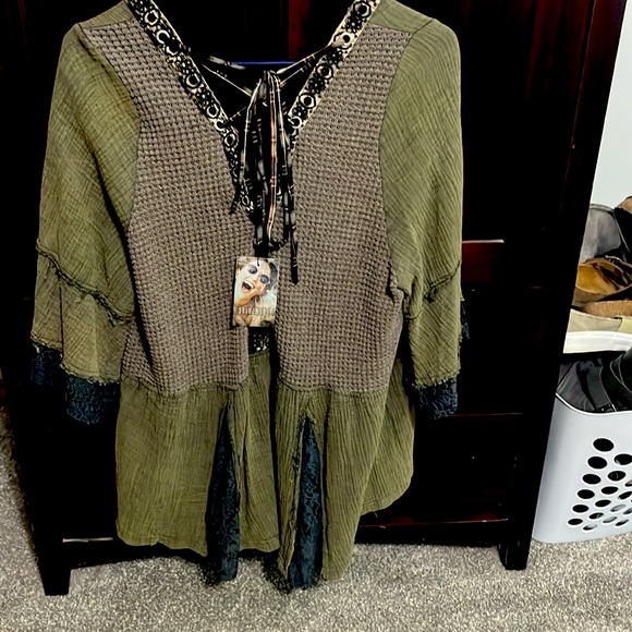 Top - Picture 2 of 4